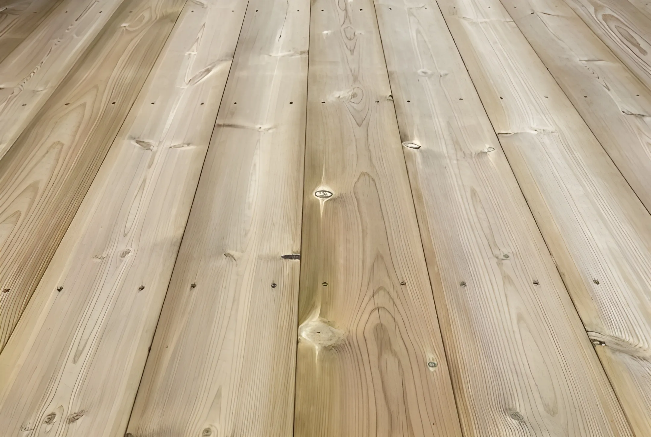 Trädäck med avstånd mellan trallbrädor