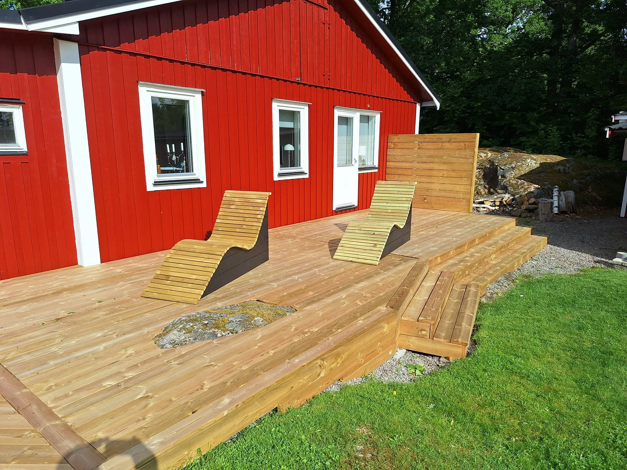 Två färdiga solsängar i trä på altanen