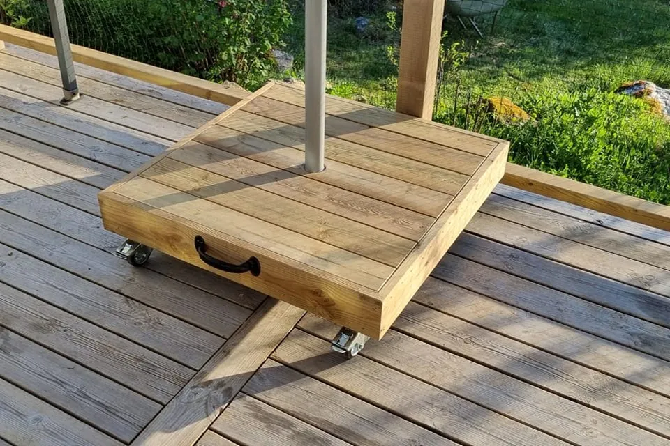 Hemmabyggd parasollfot med hjul i trä