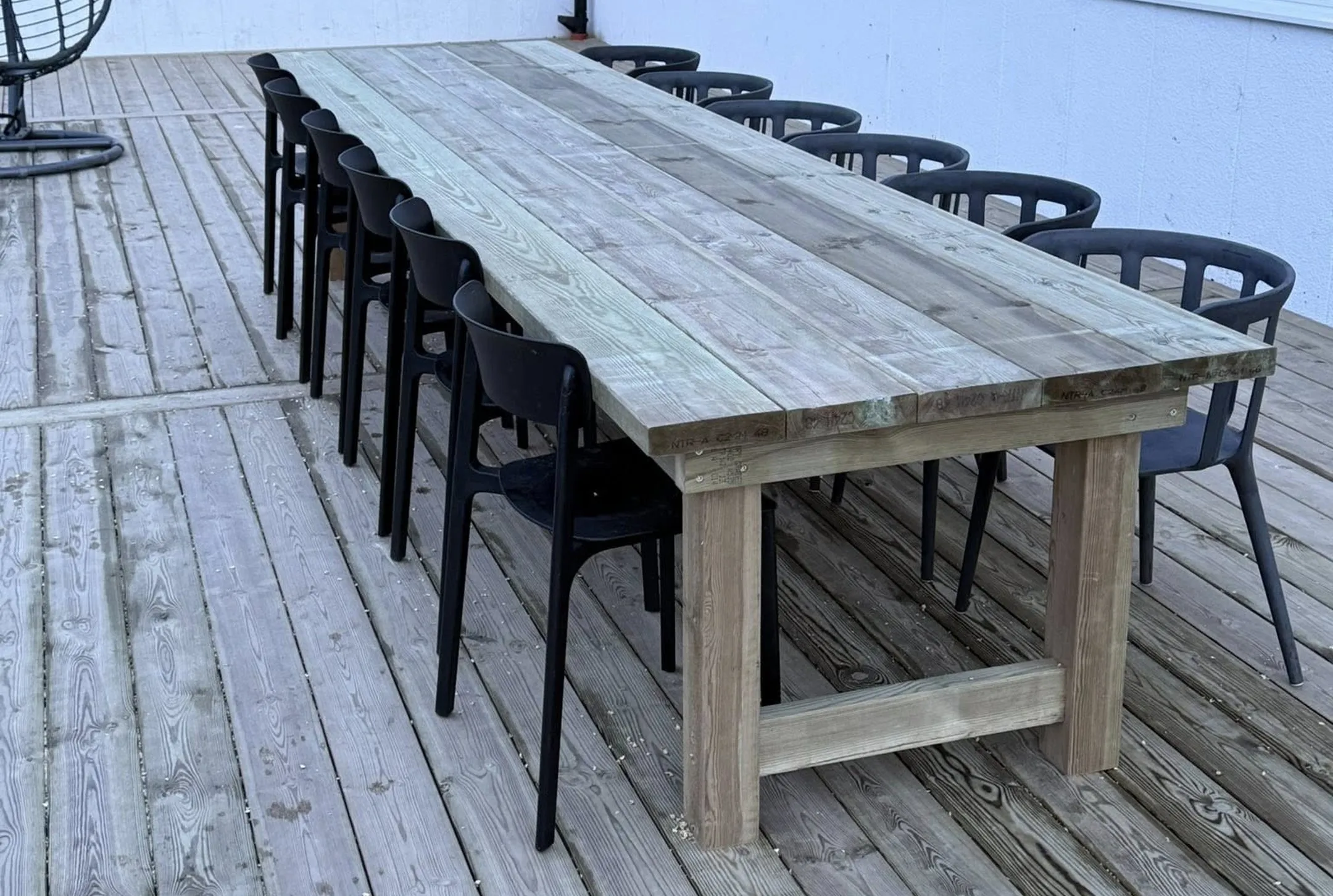 Stort hemmabyggt utebord i tryckimpregnerat trä på altan